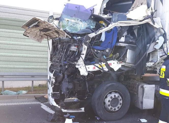 Zderzenie ciężarówek na S8. Kierowca zakleszczony w kabinie