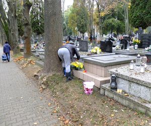 Cmentarz na Unickiej w Lublinie. Pani Dorota ma sposób na złodziei wieńców. Tak robiła nasza mama