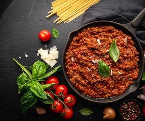 Wegańskie bolognese zaskakuje smakiem. Odkryj sekret grzybowego aromatu