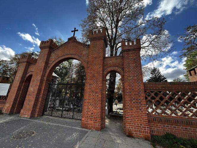 To najstarszy cmentarz katolicki w Bydgoszczy. Są tam mogiły zasłużonych bydgoszczan i groby żołnierzy, poległych XIX w.