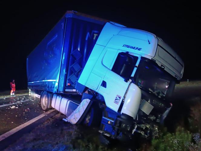 Śmiertelny wypadek na DK5 pod Wrocławiem. Osobówka czołowo zderzyła się z ciężarówką, jedna osoba nie żyje