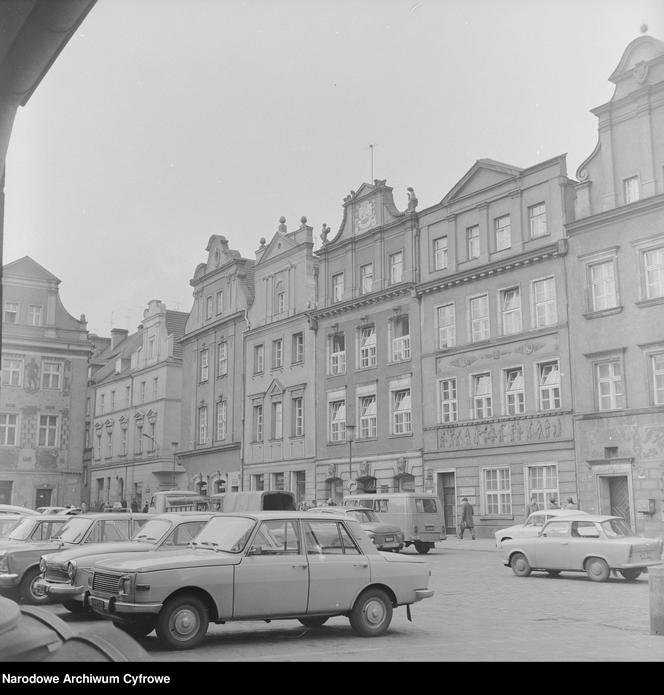 Zabytkowe kamienice przy Starym Rynku. Na pierwszym planie Wartburg 353, z prawej Trabant 601. Poznań 1973 rok