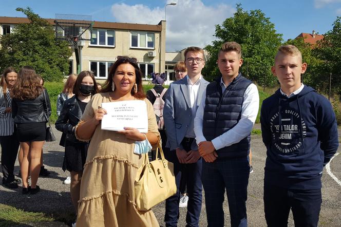Początek roku szkolnego z rusztowaniami w tle