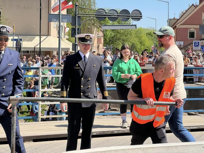 W Giżycku ruszył sezon letni. Kiermasz, rękodzieło i… pływający czołg [ZDJĘCIA]