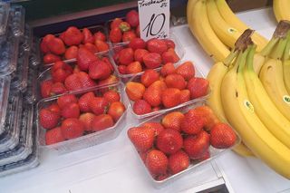 Ceny truskawek na Starym Kleparzu w Krakowie