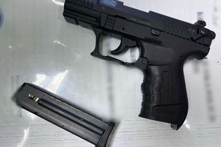 Motocyklista z bronią 