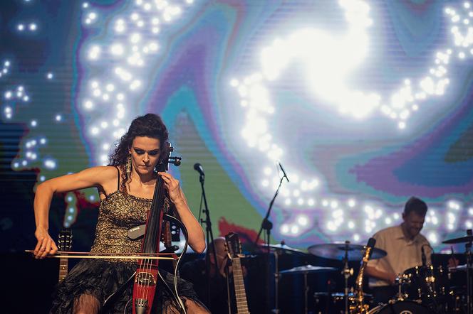 JOANNA DUDKOWSKA FEAT. KOVA & GWIAZDY POLSKIEJ ESTRADY – Music and Visual Experience w poznańskiej Auli Artis 