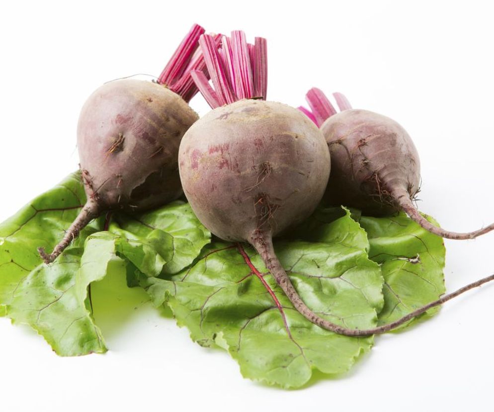 Buraki zmniejszają ryzyko zachorowania na osteoporozę, dlatego sok z buraka powinny pić osoby zagrożone rzeszotnieniem kości, a zwłaszcza panie w okresie menopauzy.