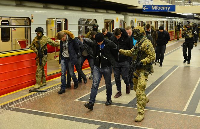 Ćwiczenia SOP w stołecznym metrze