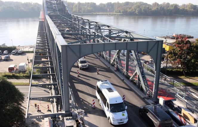 Remont mostu Piłsudskiego w Toruniu. Montowane są bariery drogowe i błotochrony