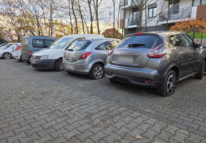Przebite opony na osiedlu Krzyki-Partynice we Wrocławiu