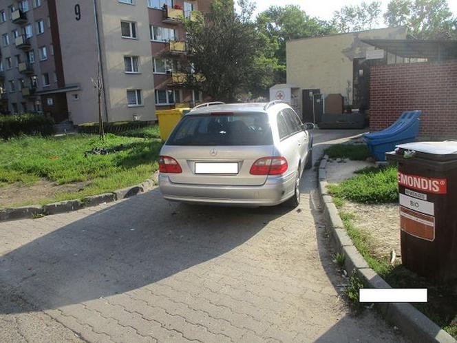 Nie chce im się czy nie potrafią? Tak parkują w Płocku "bezmyślni kierowcy" [ZDJĘCIA]