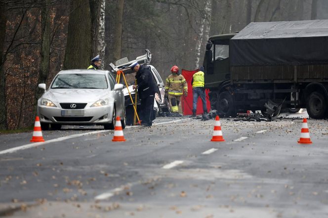 Wypadek ciężarówki z żołnierzami pod Warszawą. Jedna osoba nie żyje, pięć w szpitalu