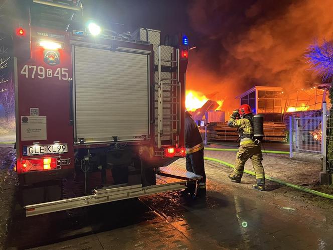 Ogromny pożar w Kaninie. Płonie zakład meblarski, na miejscu pracuje 100 strażaków