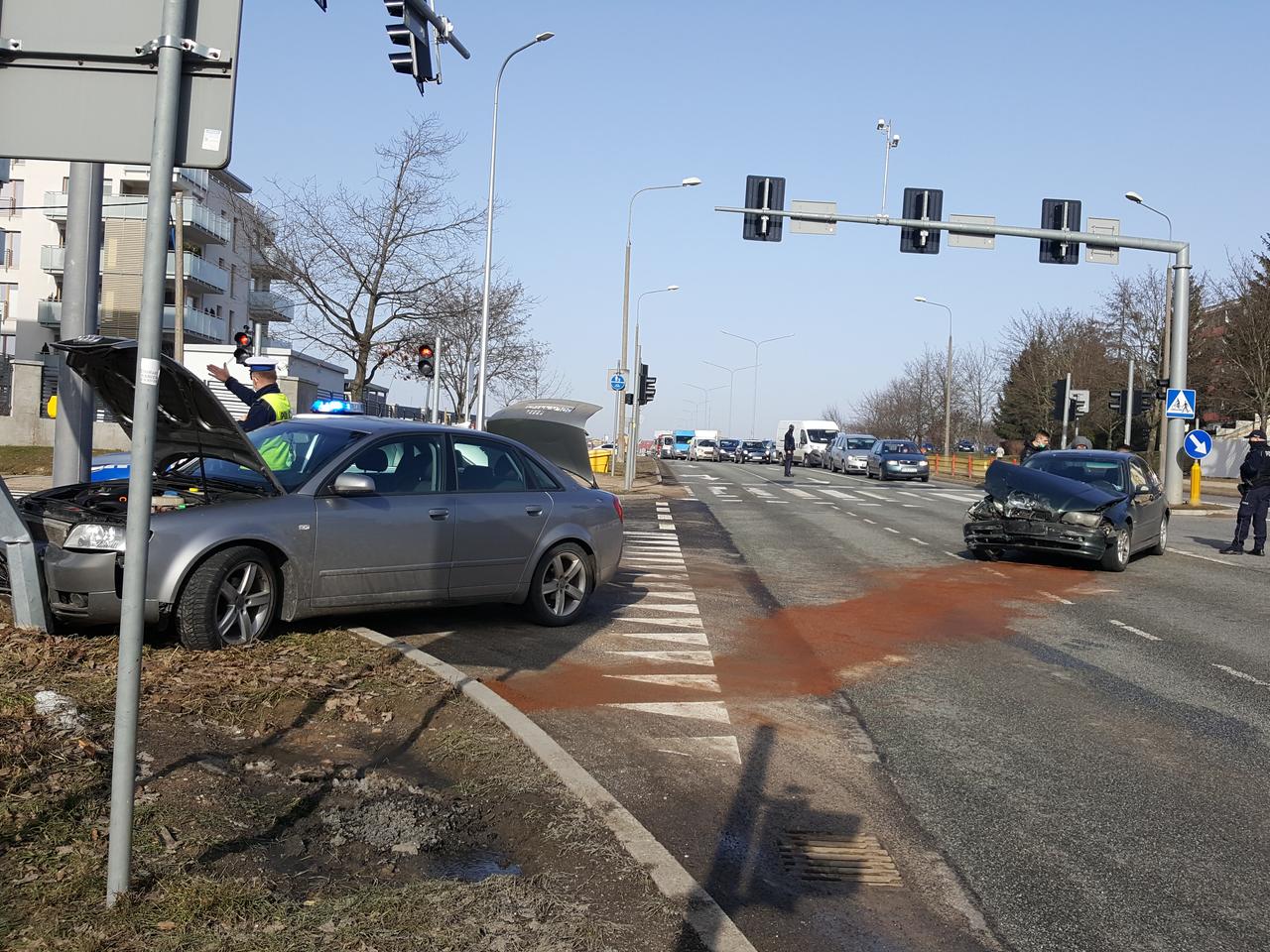 Łomża: Zderzenie dwóch osobówek na Zawadzkiej! Auto wylądowało na latarni [FOTO]