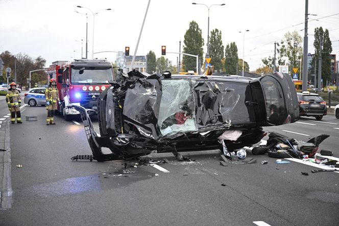 Dachowanie w Warszawie! Wcześniej na tej ulicy doszło do śmiertelnej masakry