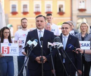 Zbigniew Ziobro przyjechał do Tarnowa poprzeć Piotra Saka. Mówił, że niemiecki rząd traktuje Donalda Tuska jak „swojego Niemca”