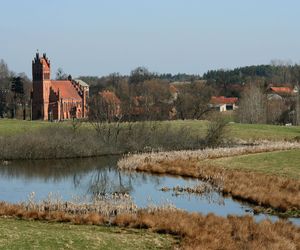 Mazury czy Warmia? Odkryj wieś na pograniczu, która zachwyca historią!