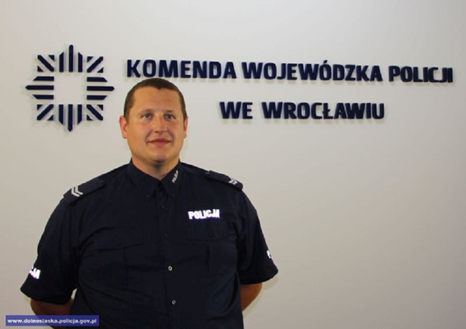 To właśnie ten policjant ocalił życie dziecka