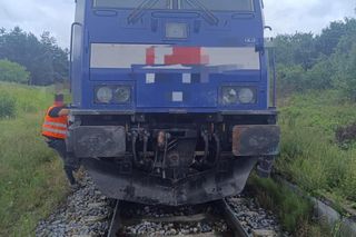 Osiek. Poważny wypadek na przejeździe kolejowym. 60-latek wjechał prosto pod pociąg [ZDJĘCIA].