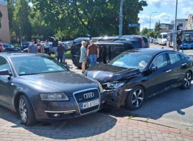 Kolizja na Sokołowskiej w Siedlcach. Jedno auto przewróciło się na bok