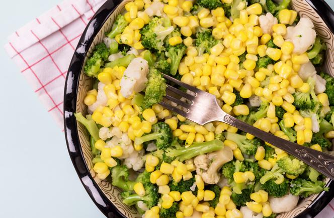 Sałatka z kalafiorem i brokułem i kukurydzą: zdrowa i pyszna