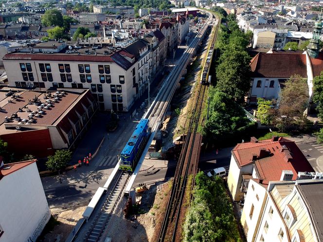 Kraków: Pierwsza lokomotywa przejechała po nowych estakadach kolejowych na Grzegórzkach