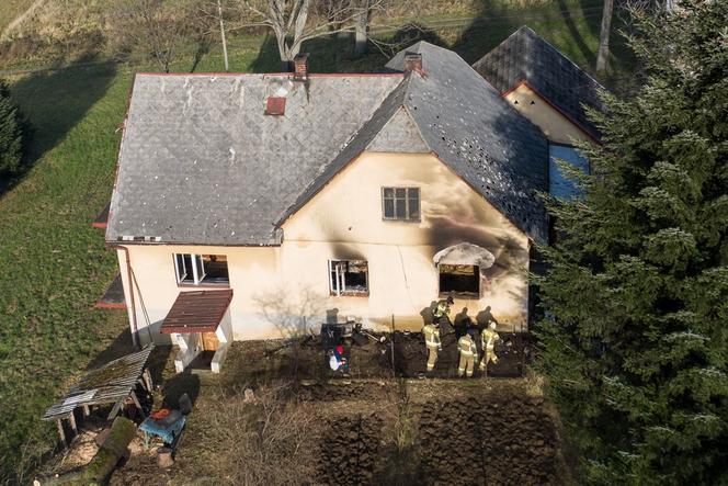 Podcięli im gardła i spalili?