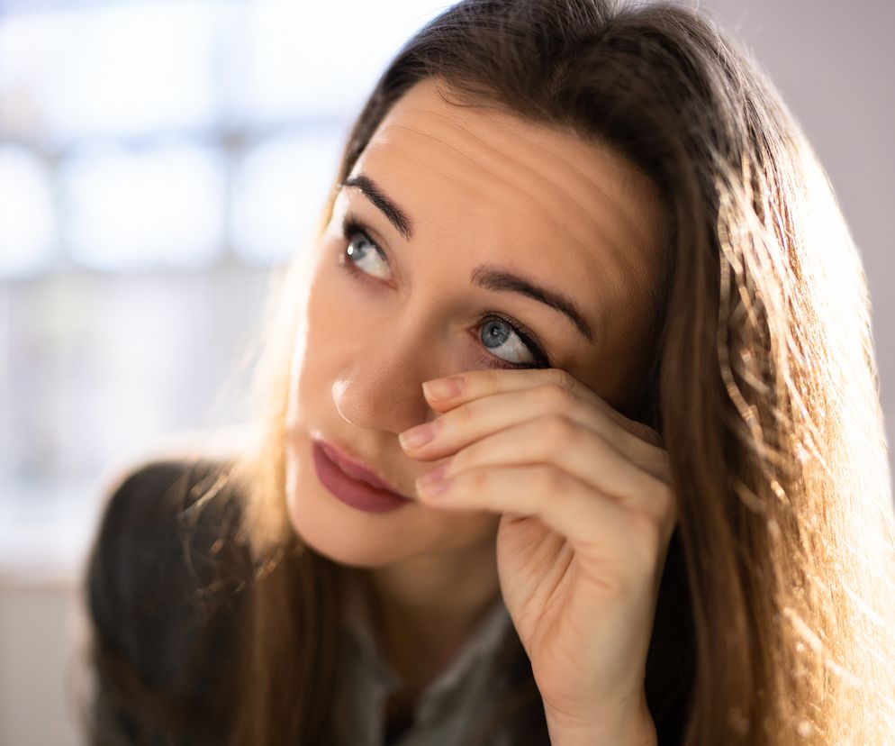 kobieta z bólem oka