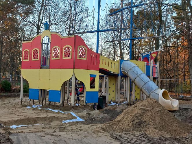 ​Statek dla dzieci w Parku Tysiąclecia w Lesznie odzyska dawny blask. Wymienią stare elementy placu zabaw, dołożą nowe