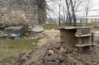 Prace archeologiczne przy ruinach zamku