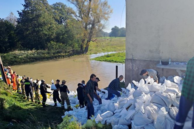 Groza w czasie napełniania worków z piaskiem! Tego nikt się nie spodziewał. Saperzy w Urazie