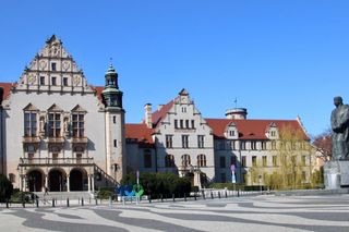 Zakrwawiony mężczyzna wtargnął na zajęcia UAM. Policja interweniowała
