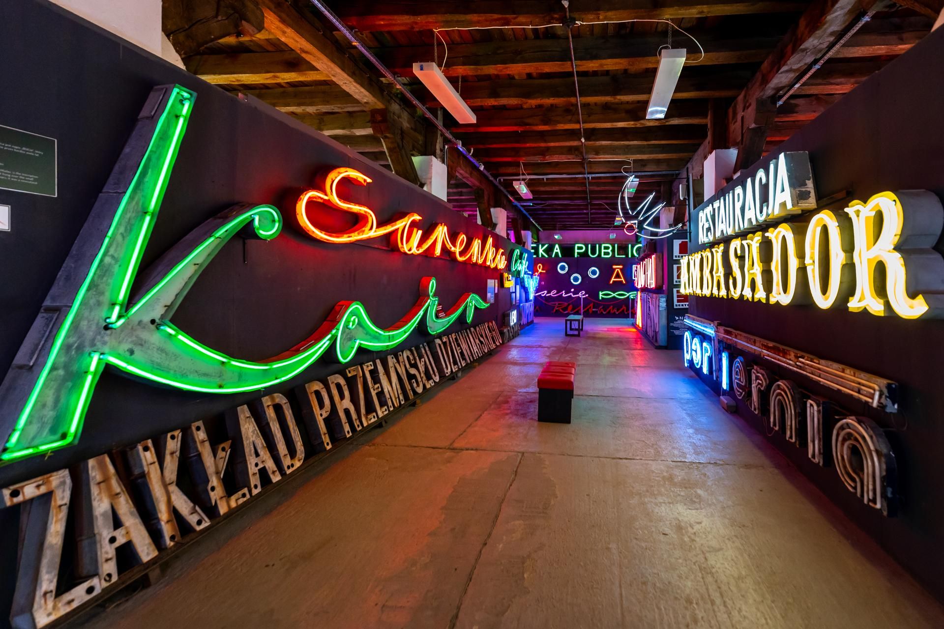 Neony z Muzeum Neonów w Warszawie