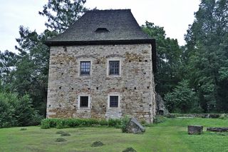 To jedyny taki dwór obronny w Małopolsce. Znajduje się w dawnej szlacheckiej wsi 