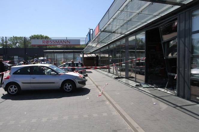 Pijana kobieta wjechała w supermarket w Mielnie