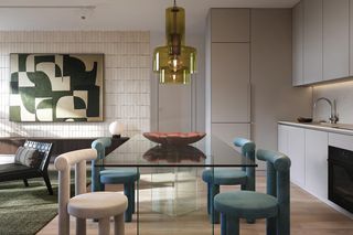 Identyczne salon i kuchnia na dwa sposoby