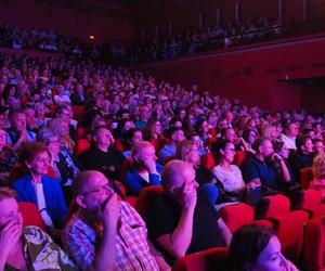 Maciek Stuhr w stand up-ie w Teatrze Rozrywki w Chorzowie