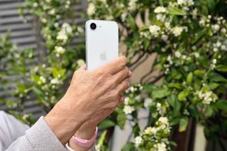 Ten telefon pokocha każda mama. Przeczytaj, dlaczego iPhone 16e to idealny prezent na Dzień Matki 