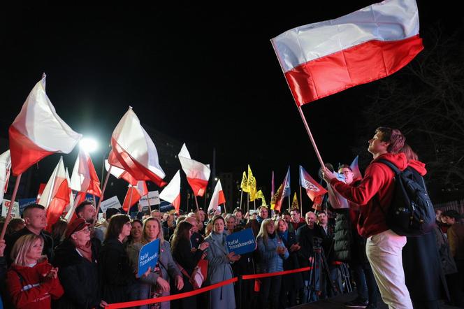 Mieszkańcy Warszawy zebrani pod siedzibą TVP przed debatą przedwyborczą