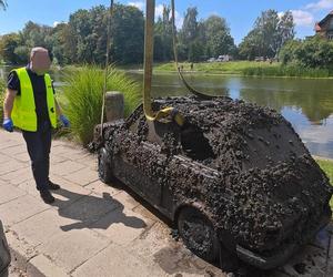 Mieszkaniec Elbląga odzyskał fiata seicento po 15 latach! Auto było zatopione w rzece [ZDJĘCIA]. 