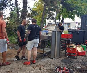 Wielkie straty i sprzątanie po pożarze restauracji Pastrami Summer w Lesznie