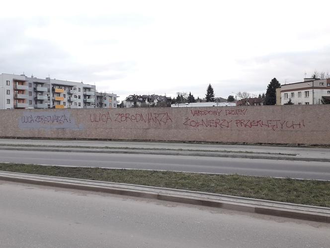 Ul. Łupaszki w Białymstoku. Ktoś namalował napisy: "Narodowy Dzień Żołnierzy przeklętych" [ZDJĘCIA]