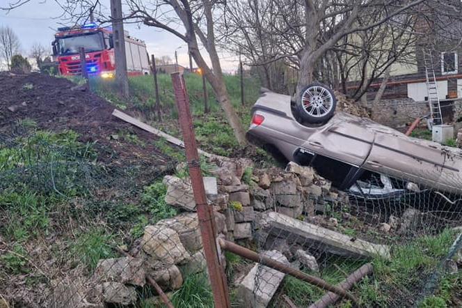 Dąbrowa Górnicza: Samochód wypadł z drogi i dachował. Cud, że nikt nie zginął