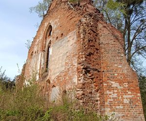 Ta malutka wieś powstała w XIV wieku. Skrywa ruiny gotyckiej świątyni