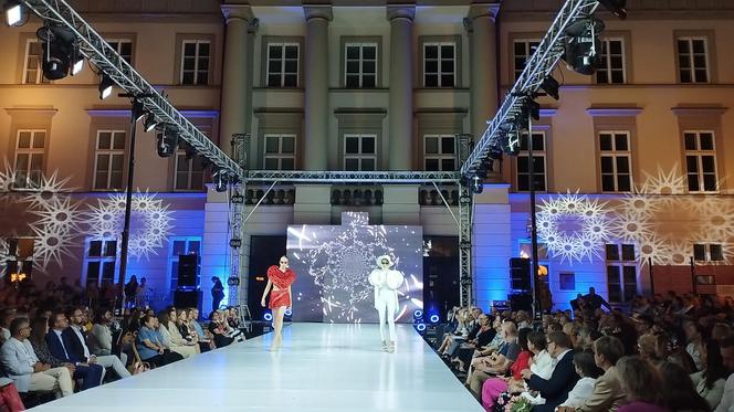 RADOM FASHION SHOW