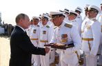 Putin podczas podniesienia bandery na Kniaziu Pożarskim
