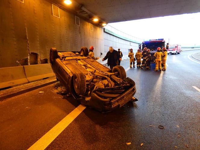 Wypadek tuż przy POW! Kierowca odbił się od barierek 