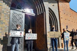 Protest pod kościołem św. Antoniego w Lesznie