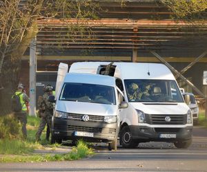 Strzały i wybuchy w Warszawie. Helikoptery nad miastem, na ulicach uzbrojone pojazdy! Co się dzieje? 	